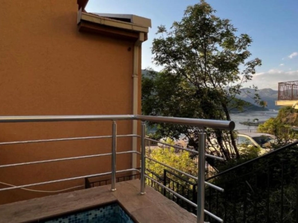 Kuća 148 m² na prvoj liniji do mora sa bazenom – Lepetane, Tivat