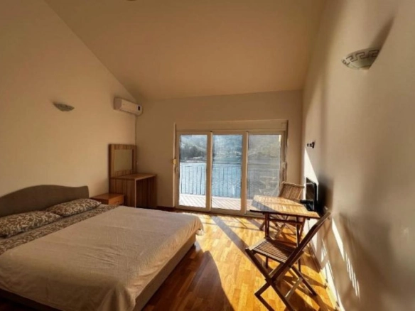 Kuća 148 m² na prvoj liniji do mora sa bazenom – Lepetane, Tivat