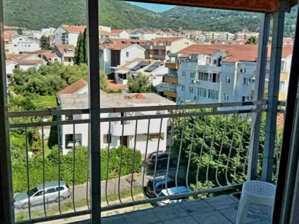 Izdavanje: Garsonjera na 4. spratu u centru – Budva