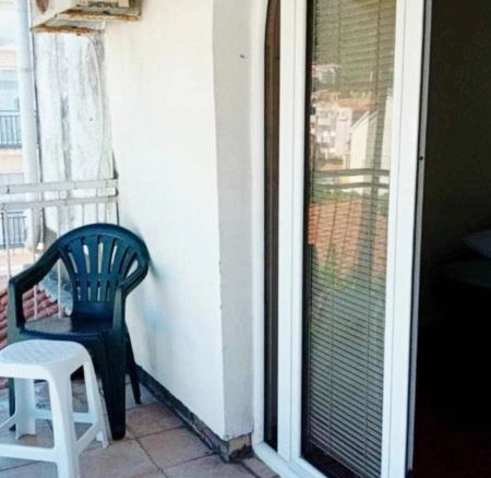 Izdavanje: Garsonjera na 4. spratu u centru – Budva