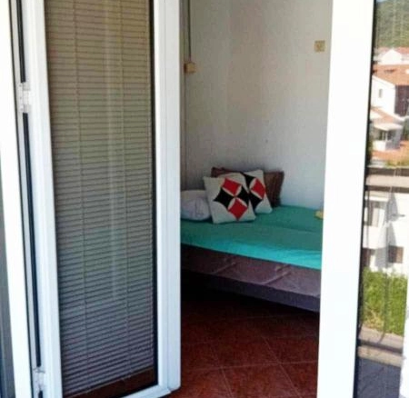 Izdavanje: Garsonjera na 4. spratu u centru – Budva