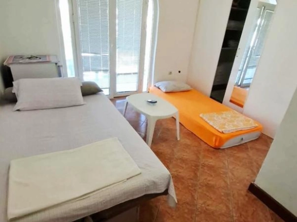 Izdavanje: Garsonjera na 4. spratu u centru – Budva