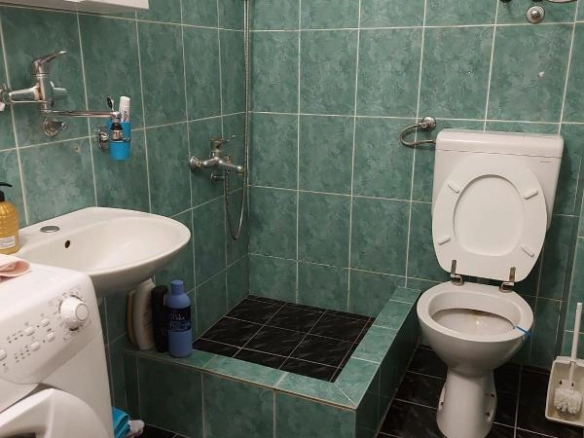 Jednosoban stan 48 m² sa terasom i djelimičnim pogledom na more – Sveti Stefan, Budva