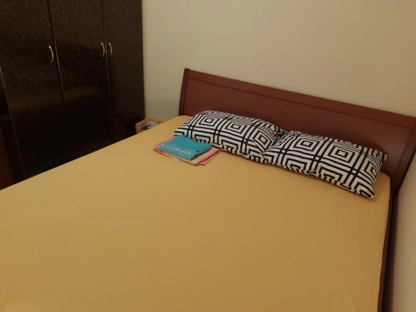 Jednosoban stan 48 m² sa terasom i djelimičnim pogledom na more – Sveti Stefan, Budva