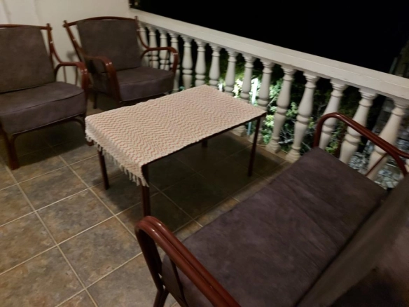Jednosoban stan 48 m² sa terasom i djelimičnim pogledom na more – Sveti Stefan, Budva