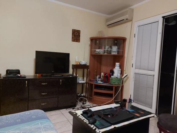 Jednosoban stan 48 m² sa terasom i djelimičnim pogledom na more – Sveti Stefan, Budva
