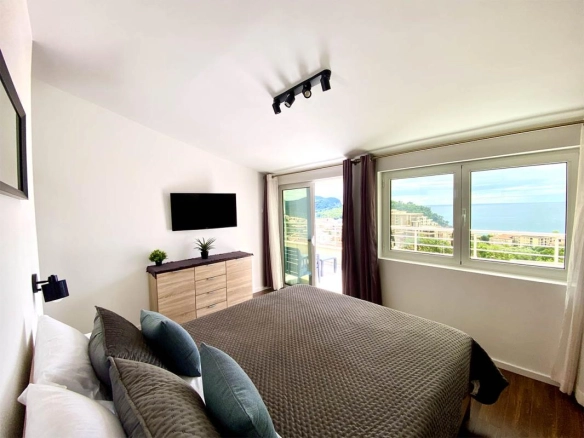 Izdavanje: Dvosoban stan 93 m² na petom spratu sa liftom – Petrovac, Budva