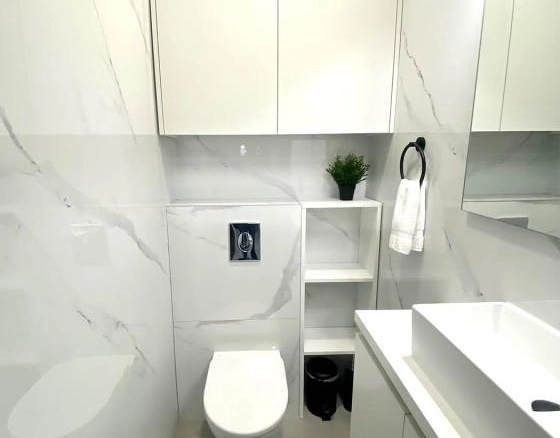 Izdavanje: Dvosoban stan 93 m² na petom spratu sa liftom – Petrovac, Budva