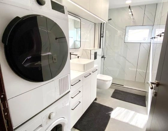 Izdavanje: Dvosoban stan 93 m² na petom spratu sa liftom – Petrovac, Budva