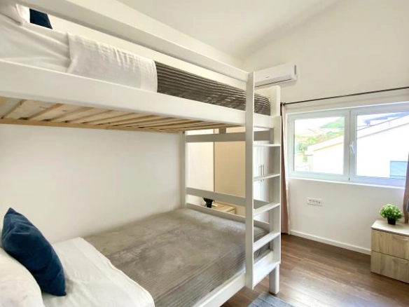 Izdavanje: Dvosoban stan 93 m² na petom spratu sa liftom – Petrovac, Budva
