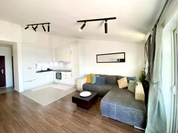 Izdavanje: Dvosoban stan 93 m² na petom spratu sa liftom – Petrovac, Budva