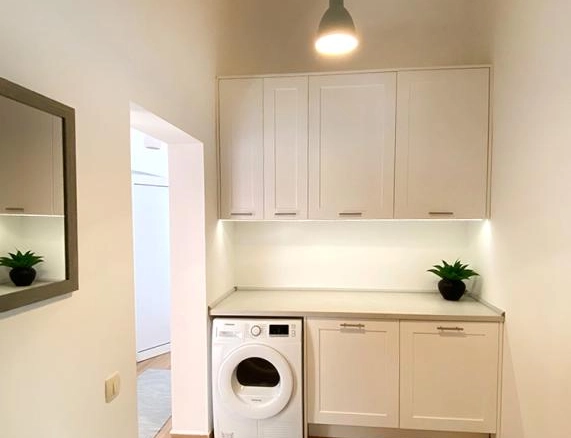 Izdavanje: Trosoban stan 136 m² na petom spratu sa liftom – Petrovac, Budva