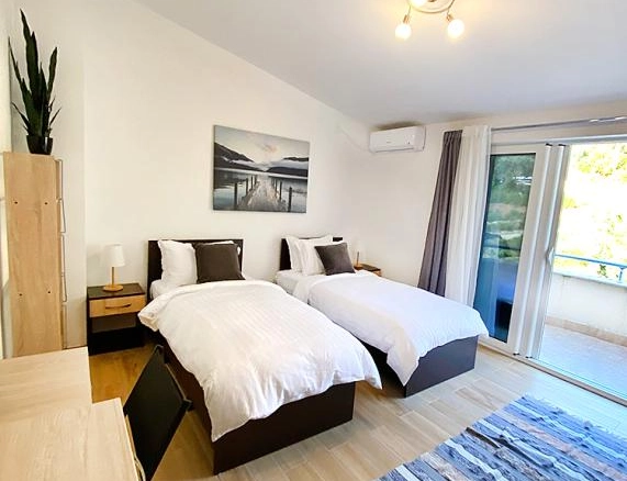 Izdavanje: Trosoban stan 136 m² na petom spratu sa liftom – Petrovac, Budva