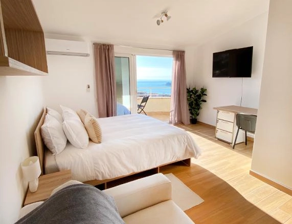 Izdavanje: Trosoban stan 136 m² na petom spratu sa liftom – Petrovac, Budva