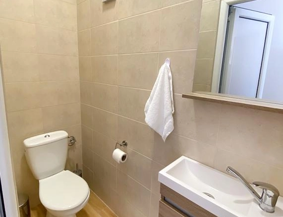 Izdavanje: Trosoban stan 136 m² na petom spratu sa liftom – Petrovac, Budva