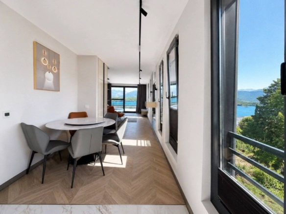 Jednosoban stan 104 m² sa velikom terasom i pogledom na more – Đuraševići, Tivat