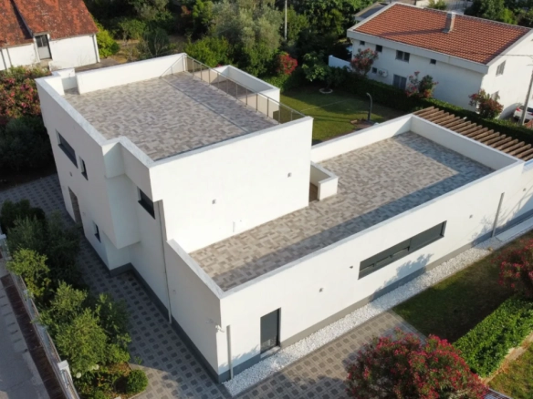 Kuća 342 m² sa bazenom i garažom na urbanizovanom placu – Ilino, Bar