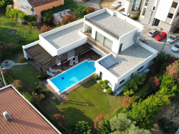 Kuća 342 m² sa bazenom i garažom na urbanizovanom placu – Ilino, Bar