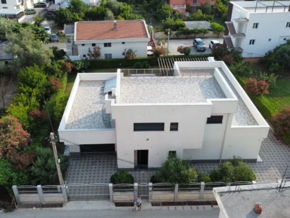 Kuća 342 m² sa bazenom i garažom na urbanizovanom placu – Ilino, Bar