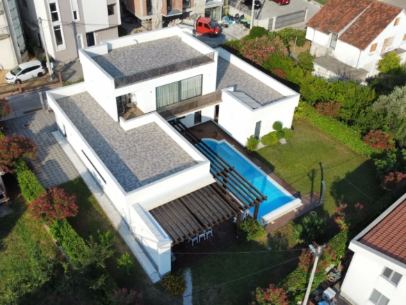 Kuća 342 m² sa bazenom i garažom na urbanizovanom placu – Ilino, Bar