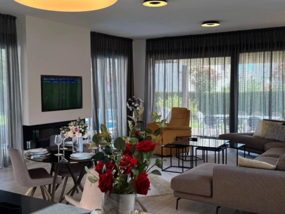 Kuća 342 m² sa bazenom i garažom na urbanizovanom placu – Ilino, Bar