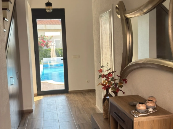 Kuća 342 m² sa bazenom i garažom na urbanizovanom placu – Ilino, Bar