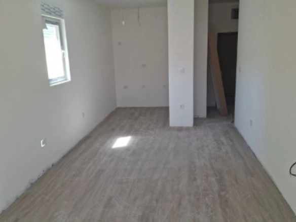 Jednosoban stan 56 m² u novogradnji sa pogledom na planinu – Lazi, Budva