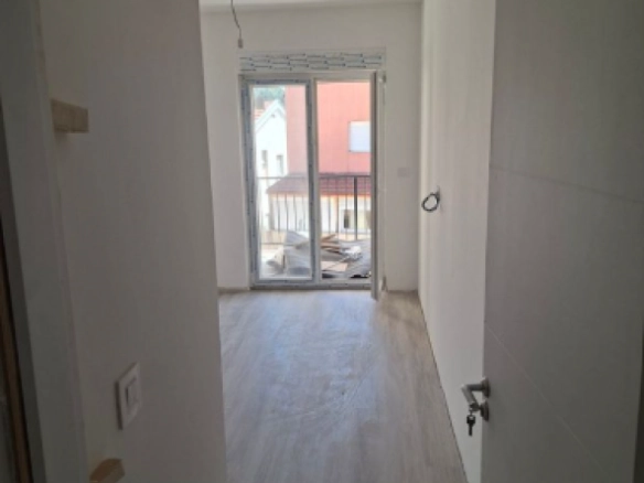 Jednosoban stan 56 m² u novogradnji sa pogledom na planinu – Lazi, Budva