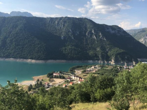 Plac 17000 m² sa pogledom na jezero i asfaltnim pristupom – Plužine