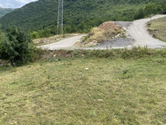 Plac 17000 m² sa pogledom na jezero i asfaltnim pristupom – Plužine