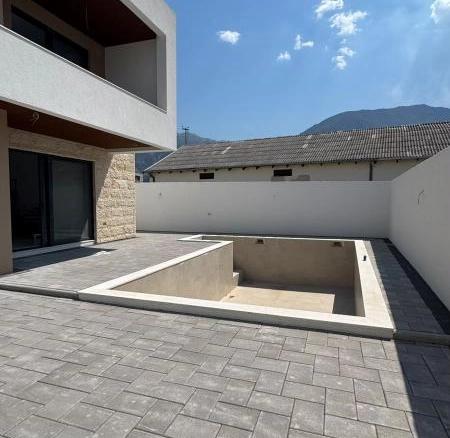 Kuća 280 m² sa bazenom na placu od 420 m² – Polje, Bar