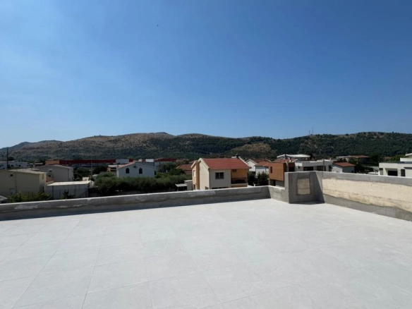 Kuća 280 m² sa bazenom na placu od 420 m² – Polje, Bar
