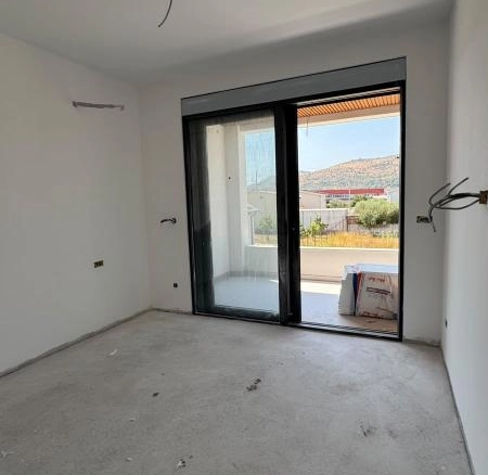 Kuća 280 m² sa bazenom na placu od 420 m² – Polje, Bar