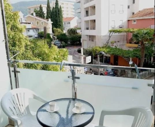 Izdavanje: Garsonjera 26 m² na dugoročno, potpuno namještena – centar Budve