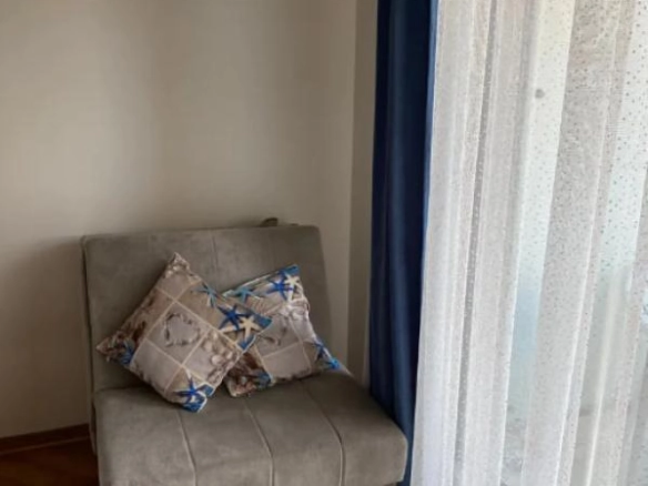 Izdavanje: Garsonjera 26 m² na dugoročno, potpuno namještena – centar Budve