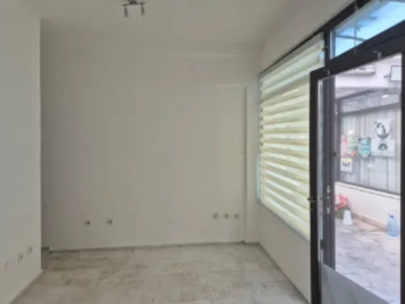 Poslovni prostor 18 m² na prometnoj lokaciji u centru – Budva