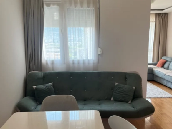 Jednosoban stan 62 m² potpuno renoviran, sa pogledom na planine – Bar
