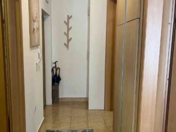 Jednosoban stan 62 m² potpuno renoviran, sa pogledom na planine – Bar