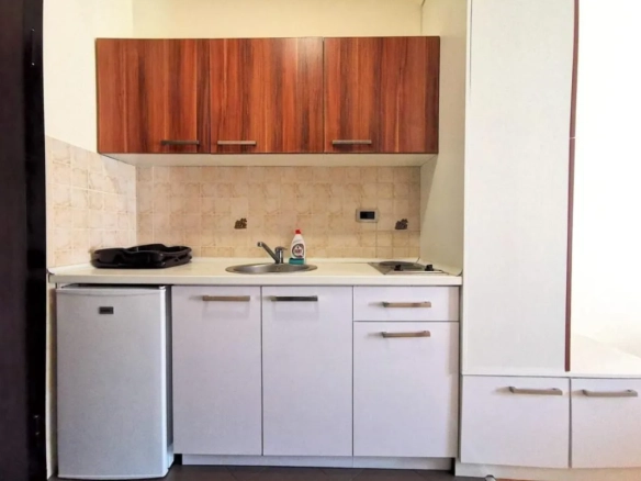 Garsonjera 26 m² na prvom spratu, potpuno namještena – centar Budve