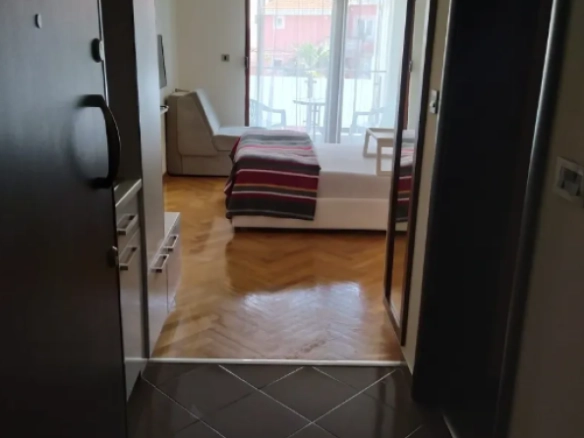 Garsonjera 26 m² na prvom spratu, potpuno namještena – centar Budve