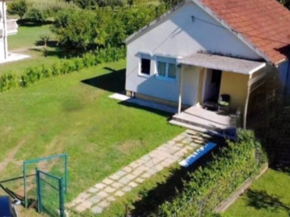 Kuća 82 m² na ravnom placu od 1300 m² sa voćnjakom – Danilovgrad