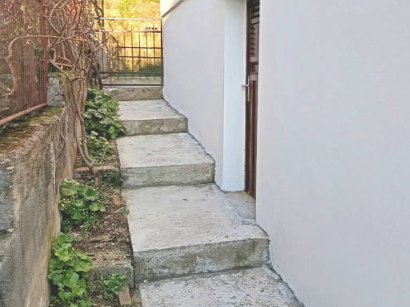 Kuća 237 m² sa tri odvojena stana i pogledom na more – Topla, Herceg Novi