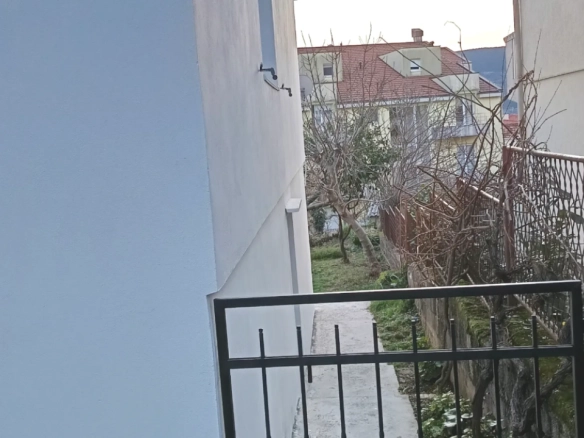 Kuća 237 m² sa tri odvojena stana i pogledom na more – Topla, Herceg Novi