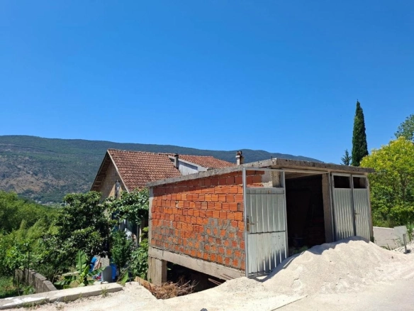 Kuća 84 m² na dva sprata sa voćnim vrtom – Sušćepan, Herceg Novi