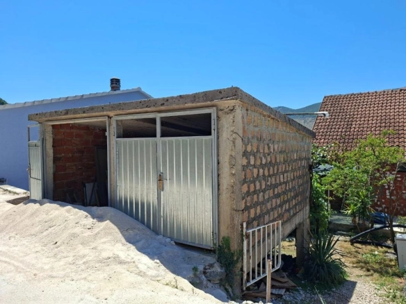 Kuća 84 m² na dva sprata sa voćnim vrtom – Sušćepan, Herceg Novi