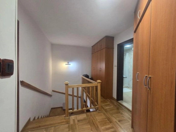 Trosoban stan 114 m² na dva nivoa sa terasom – Rozino, Budva