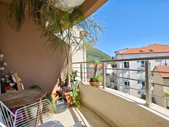 Dvosoban stan 66 m² sa parking mjestom i opcijom garaže – Lazi, Budva