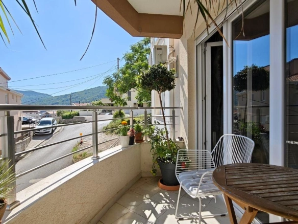Dvosoban stan 66 m² sa parking mjestom i opcijom garaže – Lazi, Budva