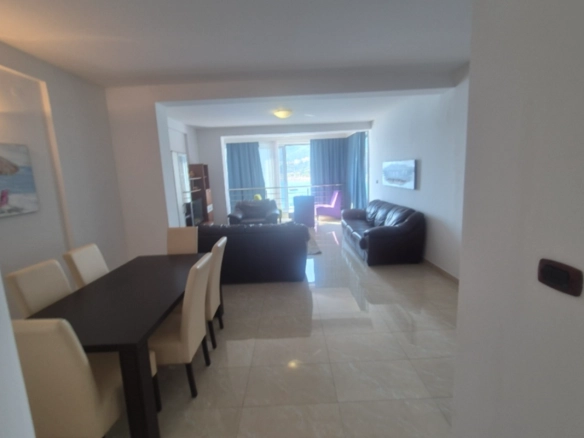 Dvosoban stan 97 m² na prvoj liniji do mora – Rafailovići, Budva
