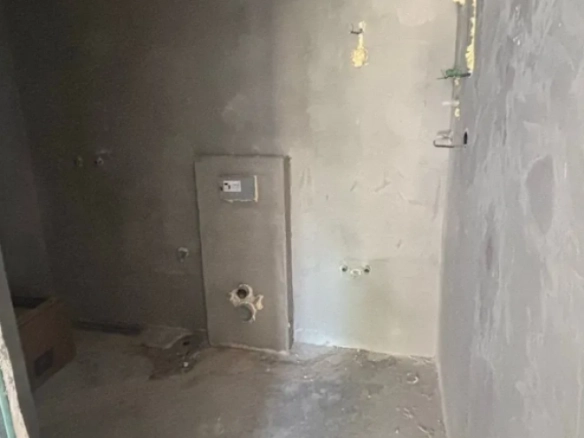 Garsonjera 22 m² u adaptaciji, trenutno upisana kao garaža – Lazi, Budva